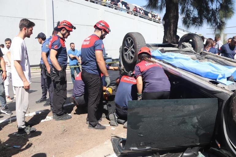 İzmirde otomobil alt geçide düştü: 3 ölü, 2 yaralı