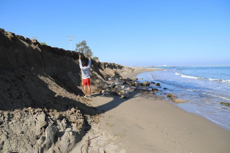 Deniz 50 metre kadar içeriye girdi Sular bir ilçeyi parça parça yutuyor