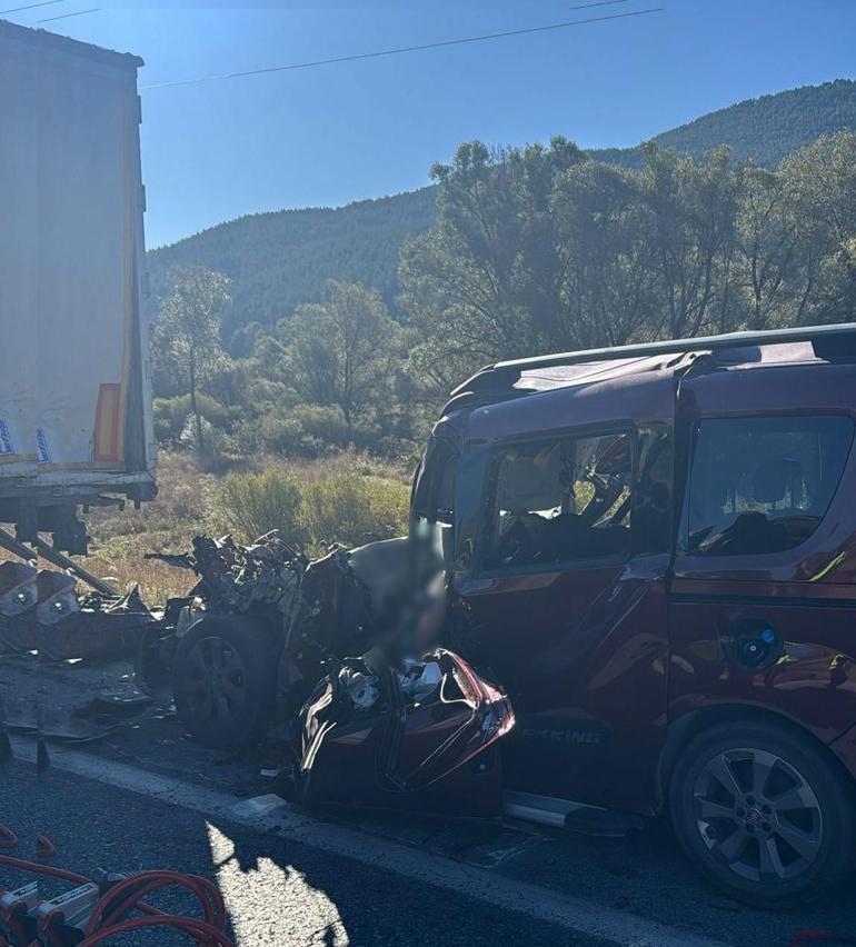 Katliam gibi kaza Otomobil TIRa arkadan çarptı: 3 ölü, 2 ağır yaralı