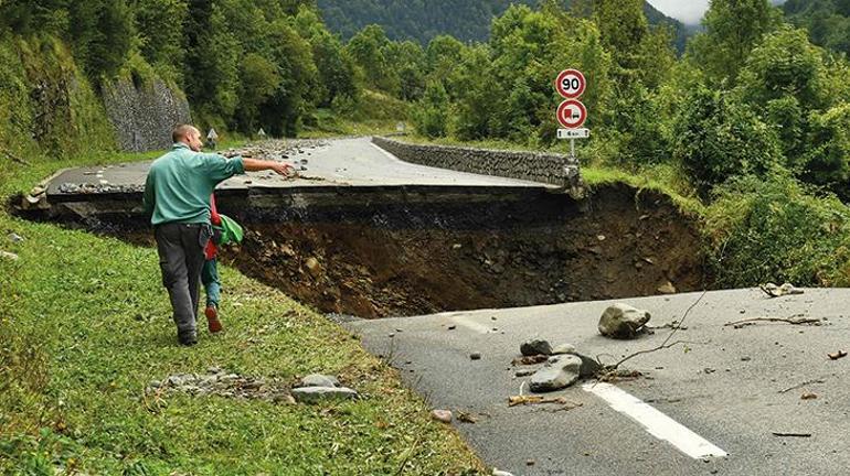 Fransada 6 vilayette sel alarmı Şiddetli yağışlar ülkeyi esir aldı