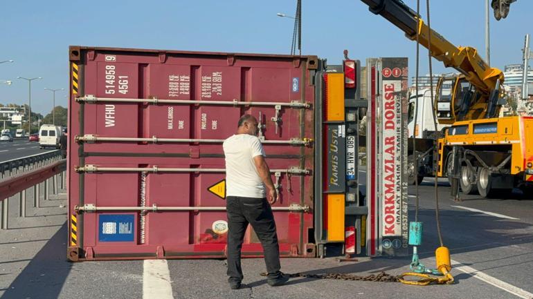 D-100de TIR devrildi, yan yol trafiğe kapatıldı