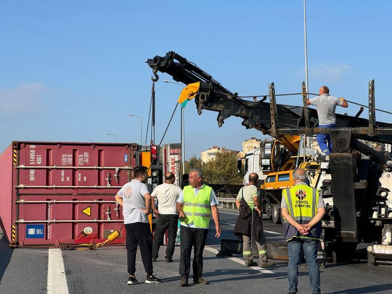 D-100de TIR devrildi, yan yol trafiğe kapatıldı