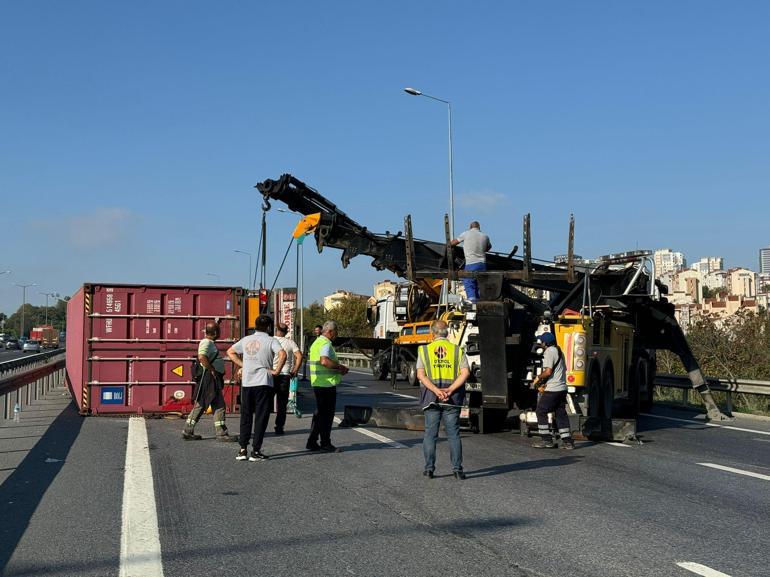 D-100de TIR devrildi, yan yol trafiğe kapatıldı