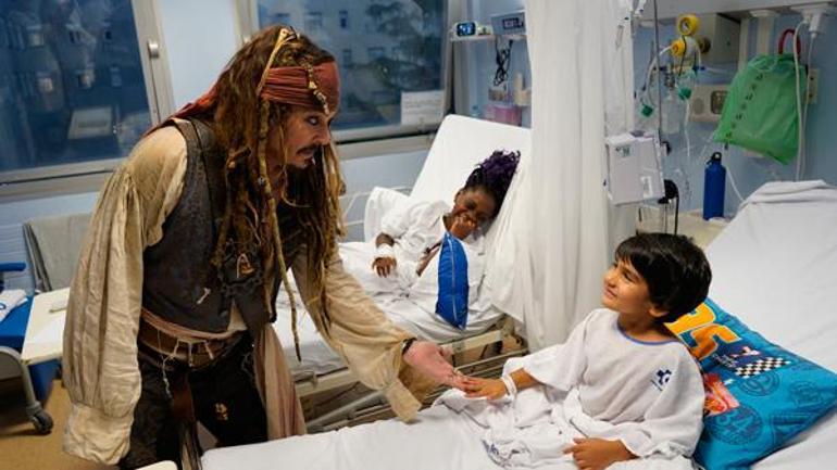 İtibarımı kurtardım demişti Kaptan Jack Sparrow, hasta çocukları ziyaret etti