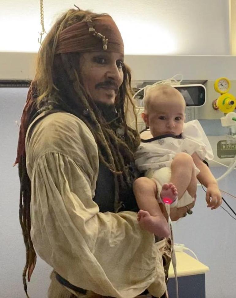 İtibarımı kurtardım demişti Kaptan Jack Sparrow, hasta çocukları ziyaret etti