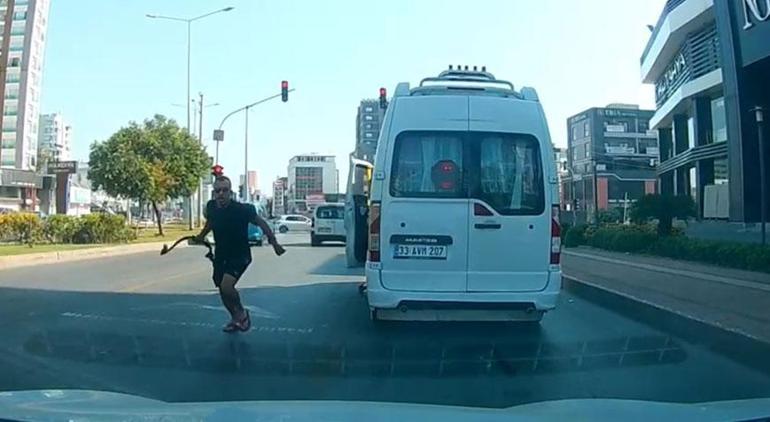 Minibüs şoförü dehşet saçtı Otomobilin önünü kesip, halatla saldırdı