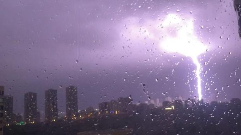 Meteorolojinin uyarılarının ardından İstanbulda sağanak yağış etkisini gösterdi