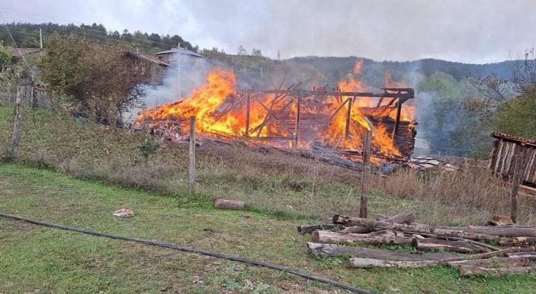 Kastamonu’da korku dolu anlar İki katlı ahşap ev küle döndü