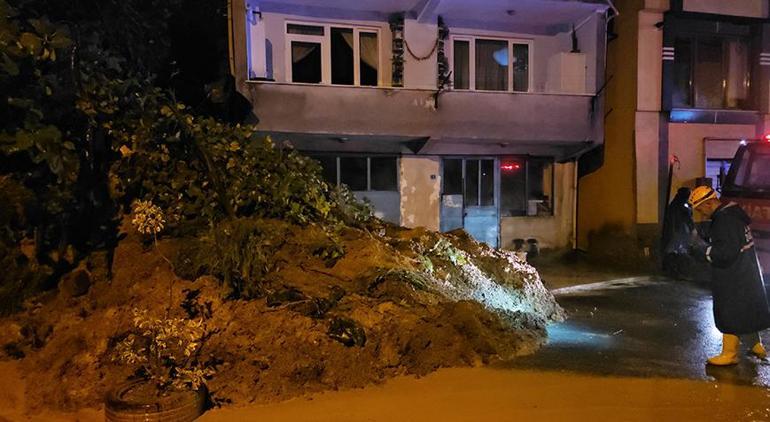 Zonguldakta heyelen apartmanın girişi kapattı 6 kişi mahsur kaldı