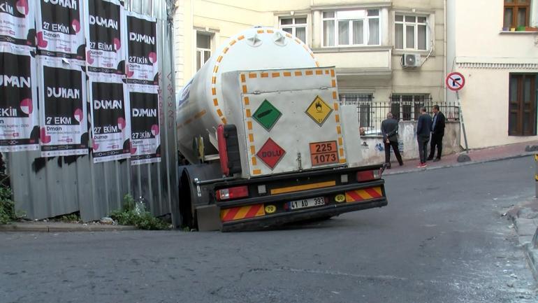 Yer: İstanbul Virajı alamayan TIR yolu kapattı