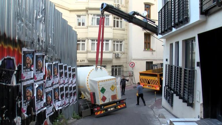 Yer: İstanbul Virajı alamayan TIR yolu kapattı