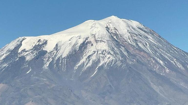 Türkiyenin çatısı Ağrı Dağı beyaza büründü