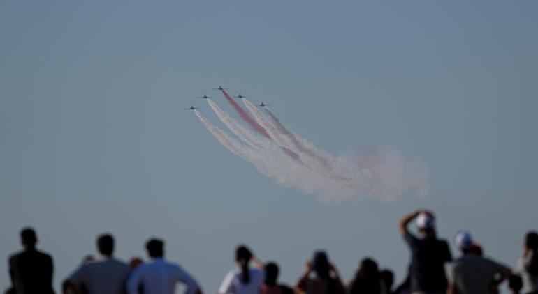 Alper Gezeravcıdan F-16 uçağı ile büyüleyen gösteri uçuşu