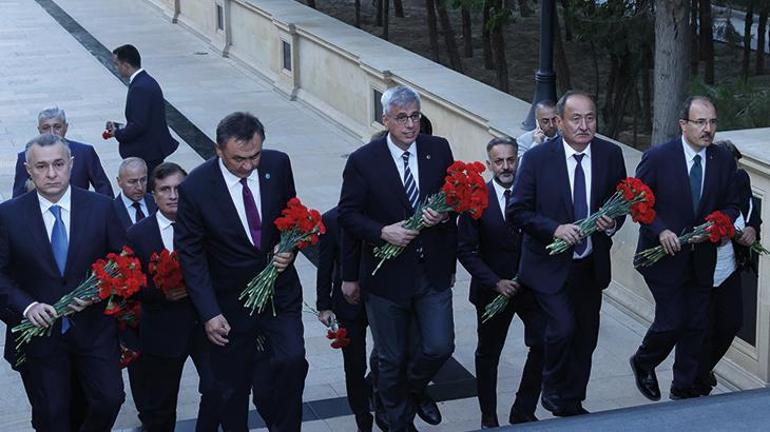 Sağlık Bakanı Kemal Memişoğlu, Bakü’de şehitlikleri ziyaret etti