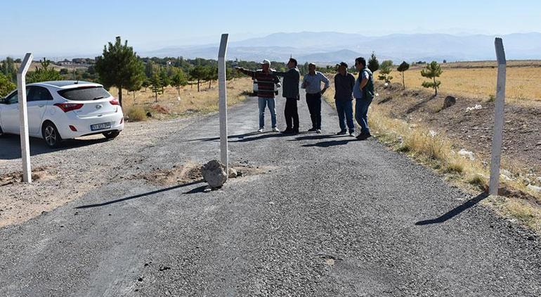 Arsa benim dedi, köy yoluna beton direk dikti