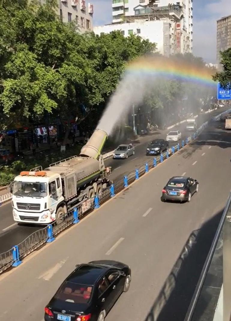 Daracık sokaklardan su püskürterek geçiyor Ülkeyi ikiye bölen kamyon tartışması