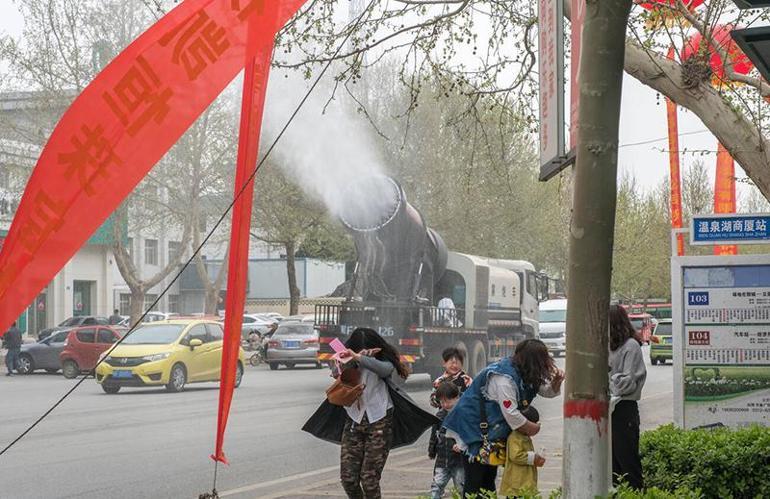 Daracık sokaklardan su püskürterek geçiyor Ülkeyi ikiye bölen kamyon tartışması