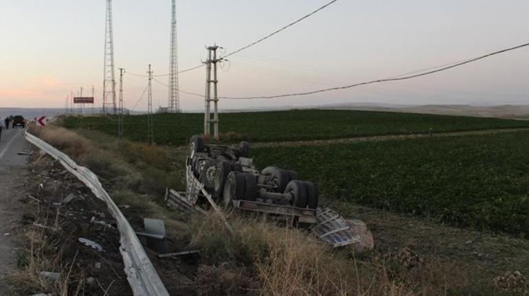 Kayseride korkunç kaza Öğretmenleri alan araca kamyon çarpıp takla attı