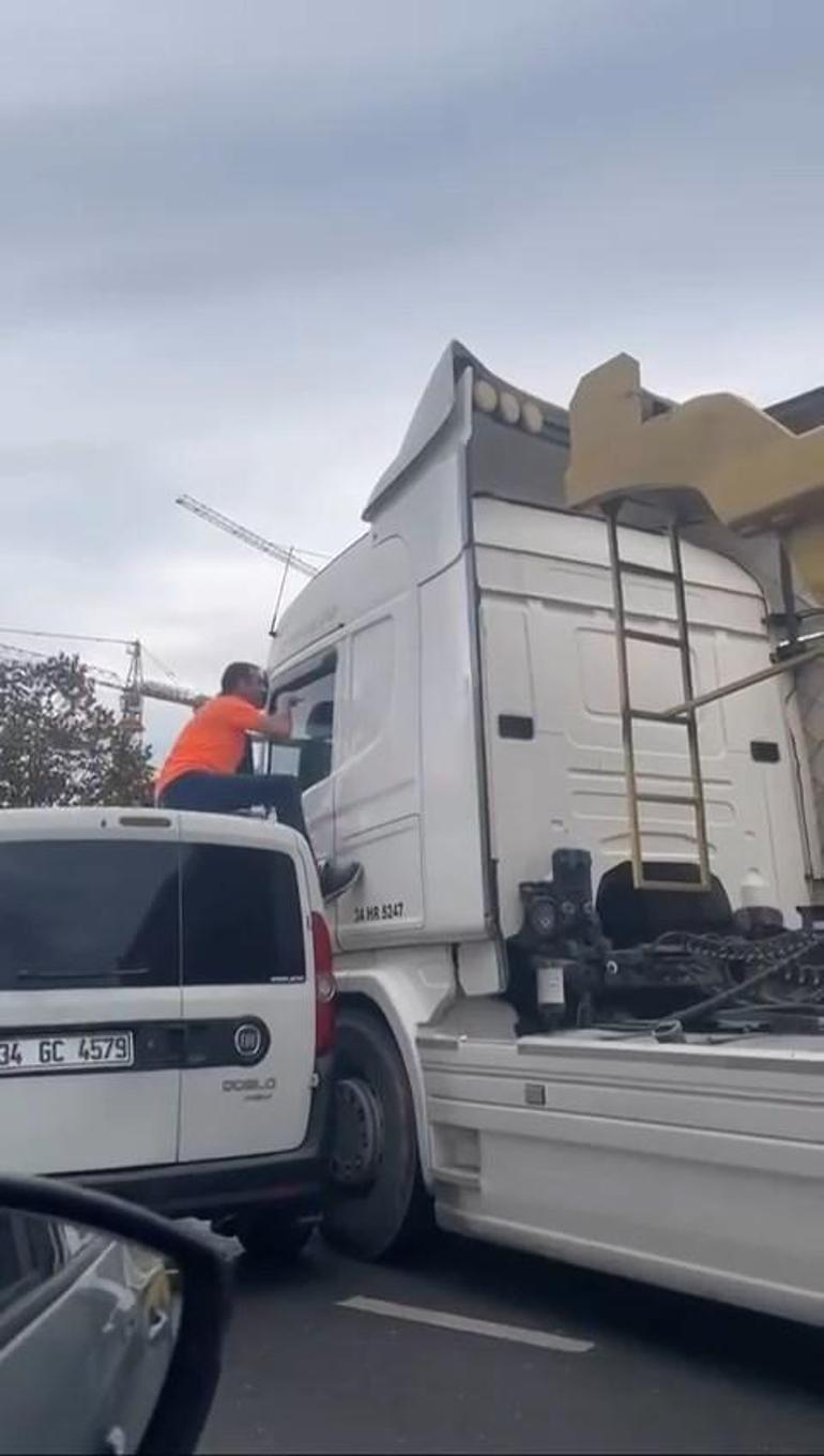 İstanbulda trafikte akılalmaz anlar Aracın üzerine çıktı