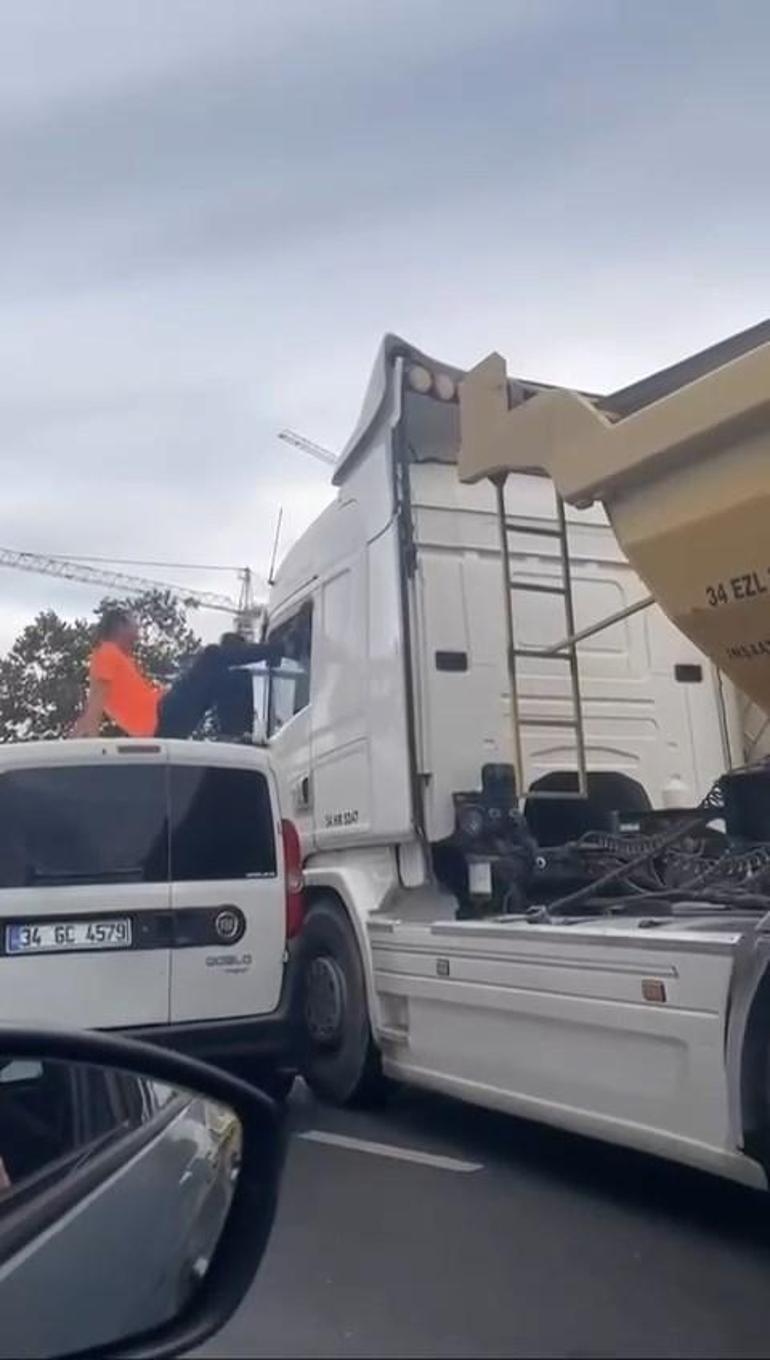 İstanbulda trafikte akılalmaz anlar Aracın üzerine çıktı