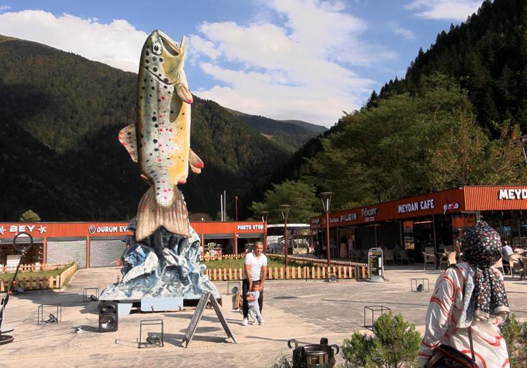 Uzungöle alabalık heykeli Minnet borcumuz olduğunu düşündük