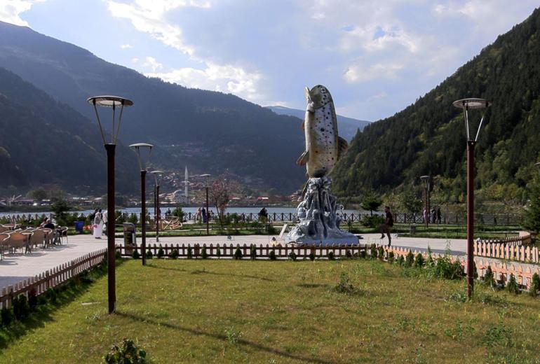 Uzungöle alabalık heykeli Minnet borcumuz olduğunu düşündük