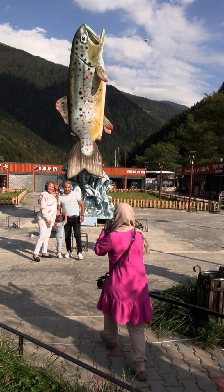 Uzungöle alabalık heykeli Minnet borcumuz olduğunu düşündük