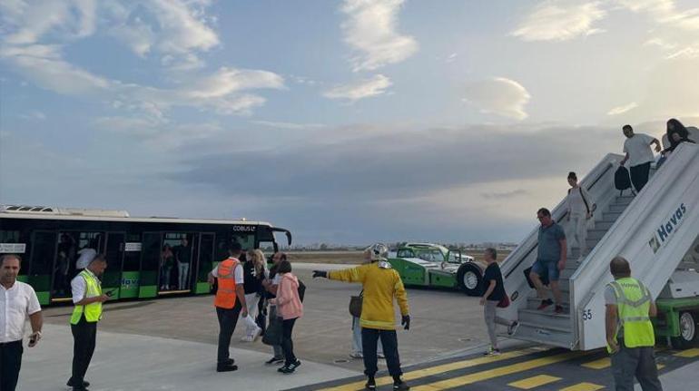 Antalya Havalimanına indi iki tekeri birden patladı İçerisinde 174 yolcu ve 6 mürettebat vardı