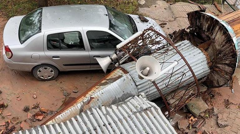 Safranboluda fırtına minareyi devirdi İmamın otomobili zarar gördü