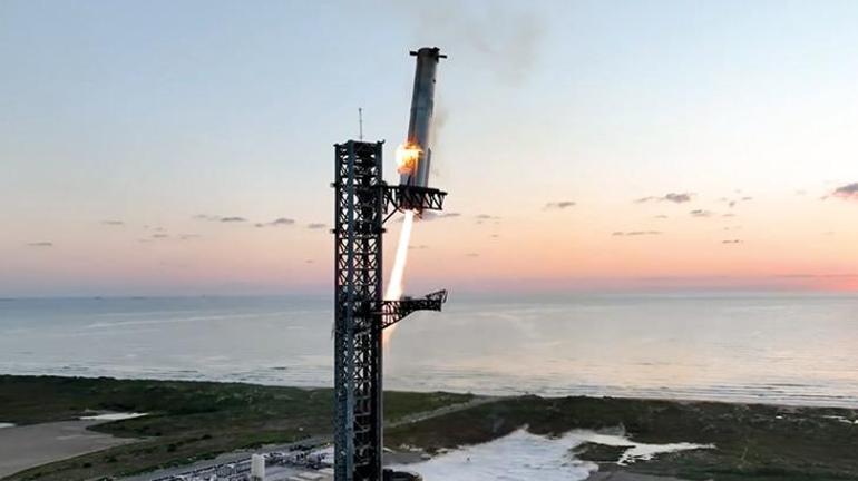 İlk kez gerçekleşti SpaceX, fırlatmanın ardından geri dönen güçlendiriciyi havada yakaladı