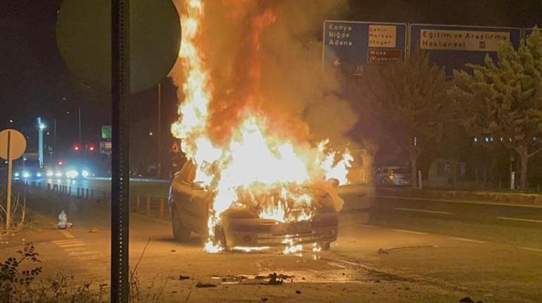 Aksaray’da seyir halindeki araç alev alev yandı Sürücü kıl payı kurtuldu