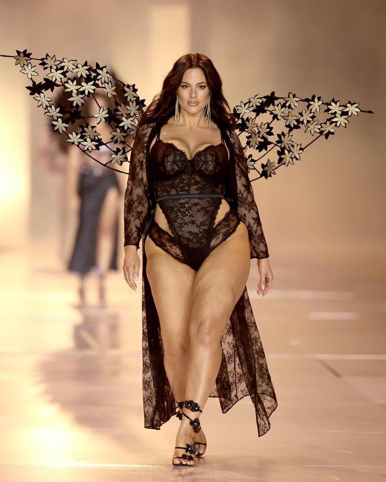 Büyük beden modeli Ashley Graham, Victoria’s Secret defilesinde podyumu salladı