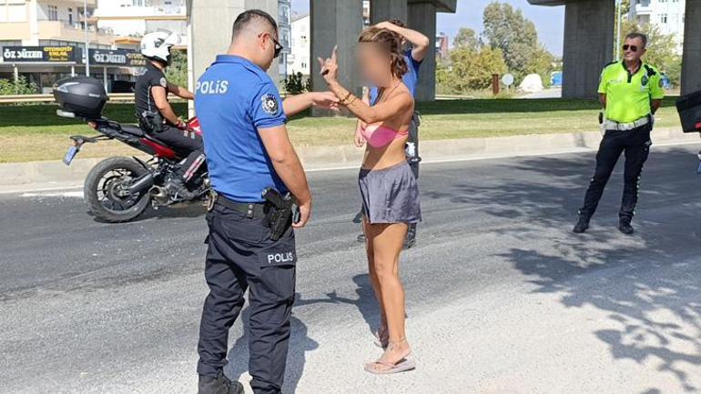 Polislerin trafikteki bikinili kadınla imtihanı: Sizi Ağrıya sürdüreceğim