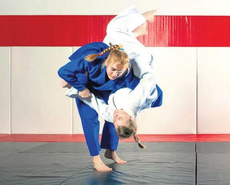 Kadınlar judo öğreniyor