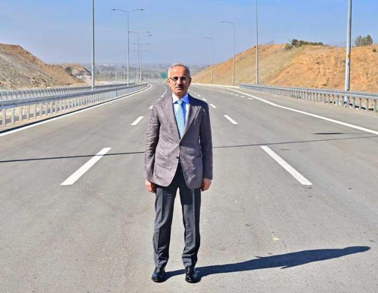 Yeni otoyol bugün trafiğe açıldı Yol süresi 2 saatten 55 dakikaya iniyor