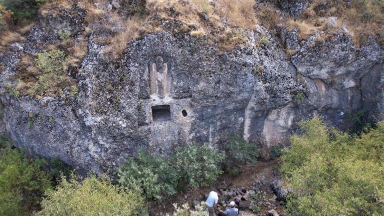 Doğa gezisi yaparken buldu Dev kayanın içinde inanılmaz keşif