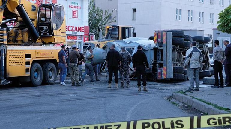 Bingölde hafif ticari araç devrilen beton mikserinin altında kaldı: 3 yaralı