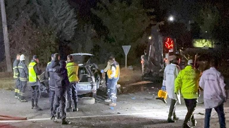 Tekirdağda iş makinasına çarpan araç alev aldı 5 kişi hayatını kaybetti