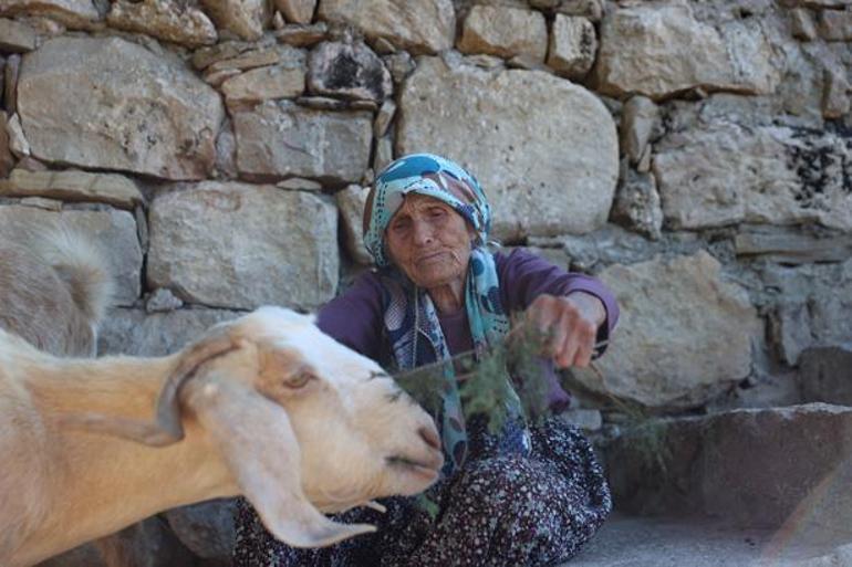 84 yaşındaki Gülistan nine Türkiyedeki son temsilcilerinden biri: Kimseye öğretemedim.