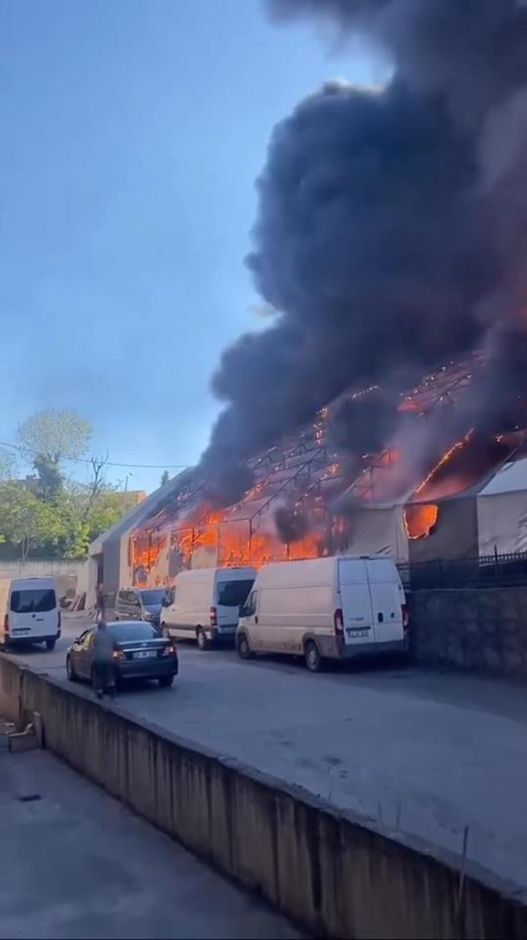 İstanbulda korkutan yangın Dumanlar her yerden görüldü