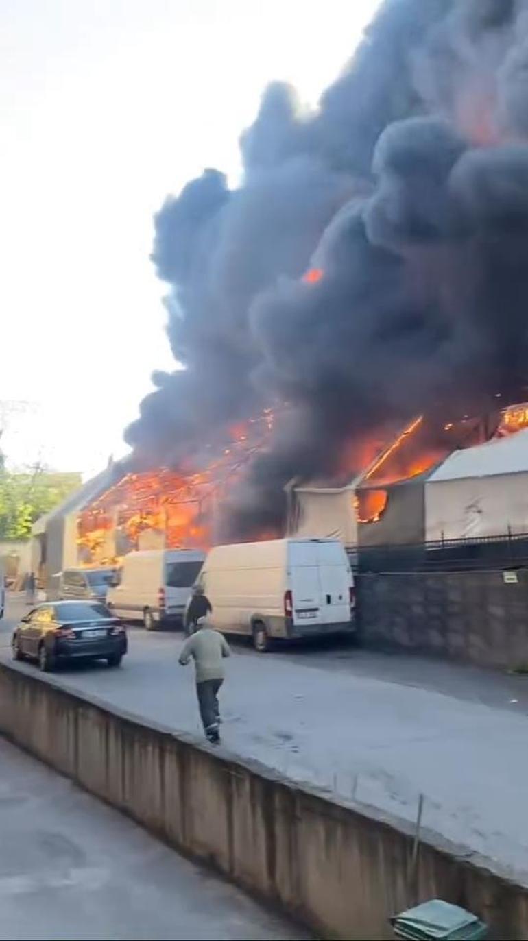 İstanbulda korkutan yangın Dumanlar her yerden görüldü