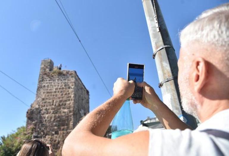 Tarihi sura çıktı, polisi alarma geçirdi Korku dolu dakikalar