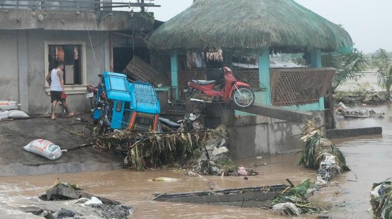 Filipinlerdeki Tropik Fırtına can aldı