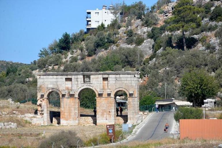 Pataraya inek tehdidi: Antik kent içerisindeki yürüyüş yollarına zarar veriyor