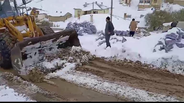 Tek katlı okul binası gömüldü Kentte karla mücadele ekim ayında başladı