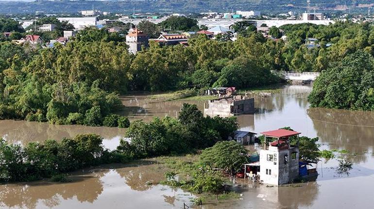 Trami Tropik Fırtınası Filipinleri yıktı geçti