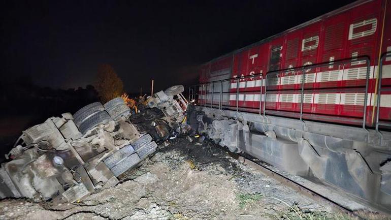 Edirnede yolcu treni beton pompası aracına çarptı