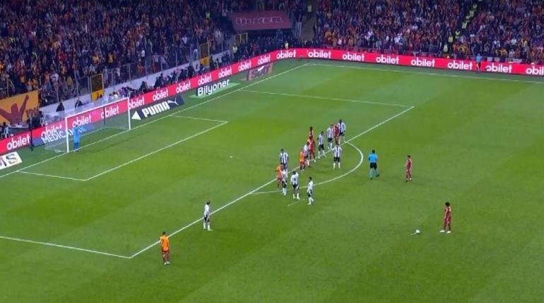 Galatasaray - Beşiktaş derbisine damga vuran pozisyonlara hakem yorumu: Yüzde 100 kırmızı kart