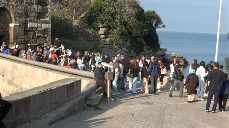 6 bin 600 nüfusluk ilçeye150 bin kişi geldi Araba park edecek yer kalmadı