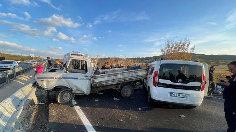 Manisada feci kaza Kamyonete arkadan çarptı, 4 kişi yaralandı